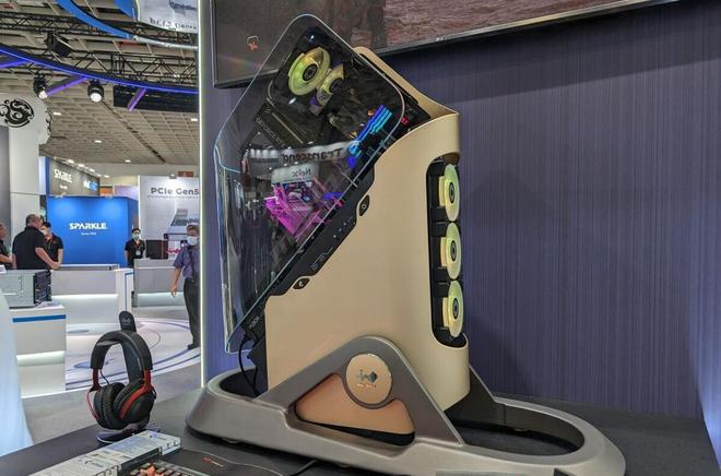 Pg电子游戏平台：Computex2024：迎广推出多款新品包括全新形象机箱与2500W高端电源(图1)