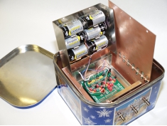 Pg电子游戏平台：线nV√Hz噪声和120dB电源抑制(图7)