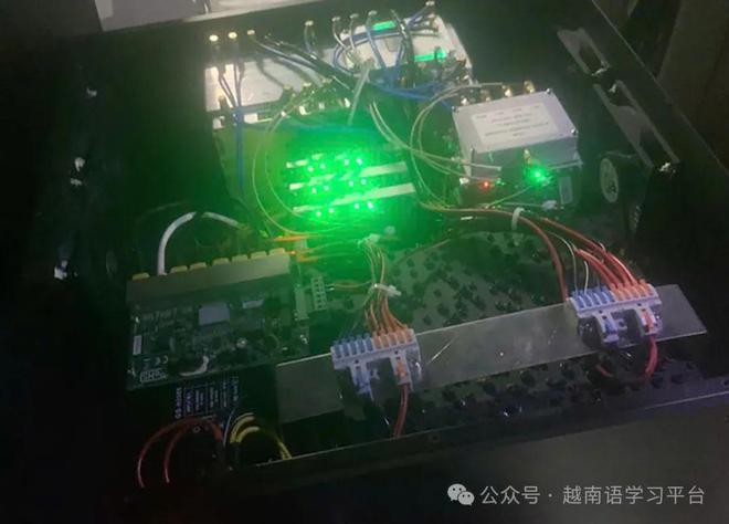 Pg电子游戏平台：越南男子在广东电子厂打工2月回国后入侵近40万手机被逮捕悲剧了！(图2)
