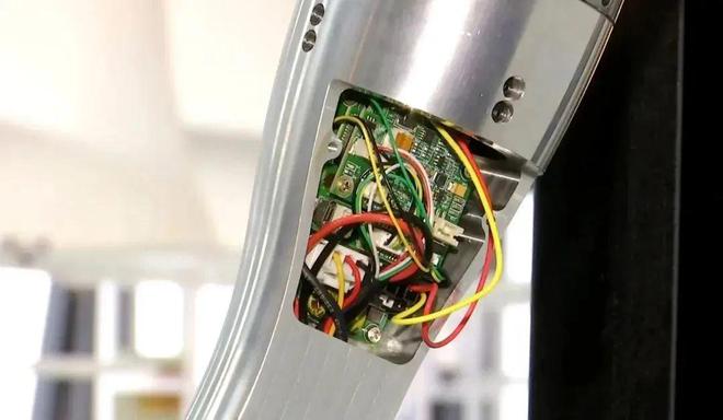 Pg电子游戏平台：突破业内极限！国产造双臂载荷50公斤纯电驱