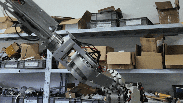 Pg电子游戏平台：突破业内极限！国产造双臂载荷50公斤纯电驱人形机械臂诞生(图3)