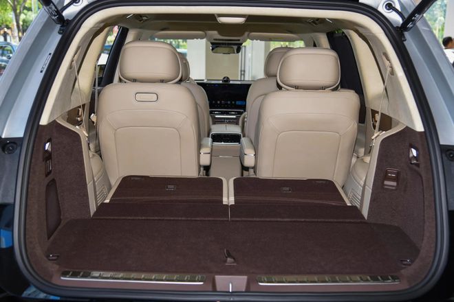 Pg电子游戏：华为又一大爆款来了全新问界M8订单火爆破9万辆M9同款三联屏(图3)