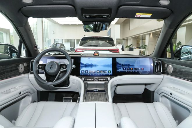 Pg电子游戏：华为又一大爆款来了全新问界M8订单火爆破9万辆M9同款三联屏(图5)