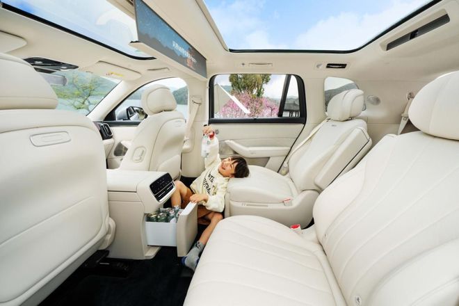 Pg电子游戏：华为又一大爆款来了全新问界M8订单火爆破9万辆M9同款三联屏(图7)