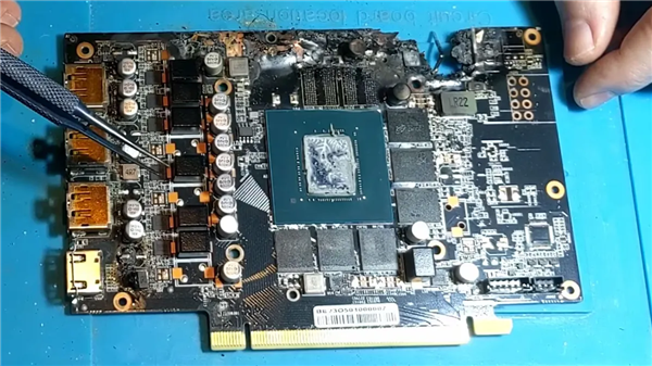 Pg电子游戏：电源钱一定不要省！RTX4070被严重烧毁：用了无保护功能电源(图2)
