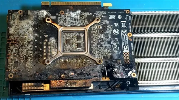 Pg电子游戏：电源钱一定不要省！RTX4070被严重烧毁：用