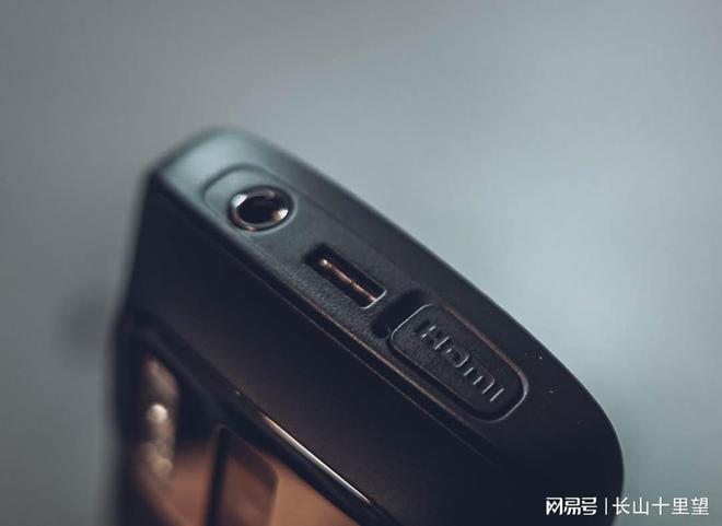 Pg电子游戏：2025年的末代塞班机皇Nokia808(图2)