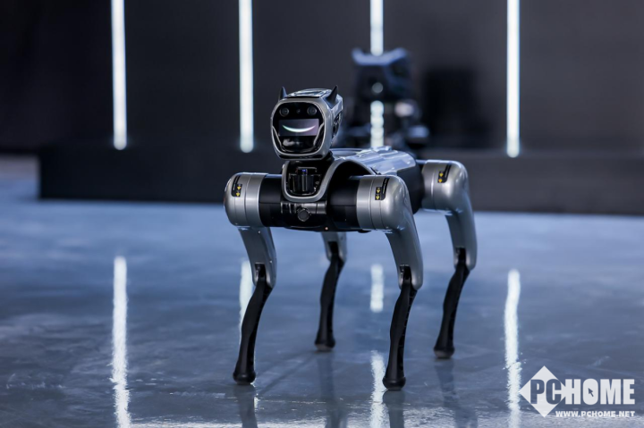 Pg电子游戏：魔法原子2025场景战略发布会：人形机器人与四足机器人亮相(图3)