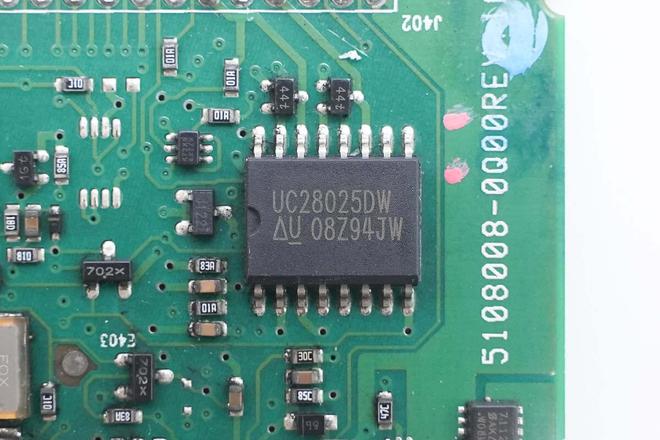 Pg电子游戏：PFC+正激架构设计艾默生1725W开关电源模块拆解(图8)