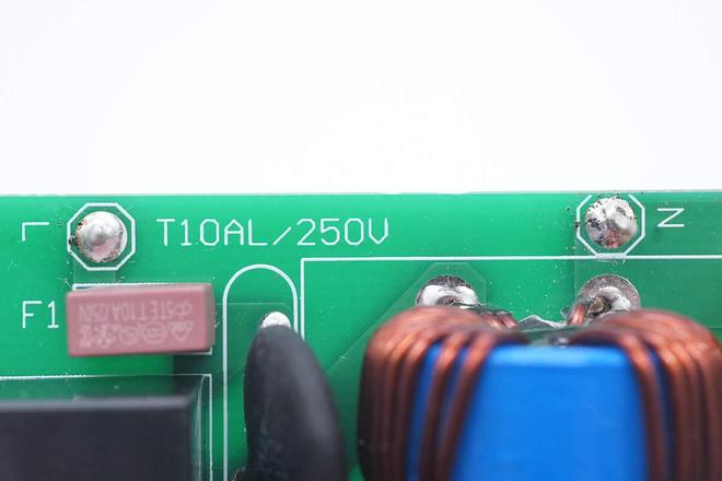 Pg电子平台：致能蓝宝石氮化镓加持500W超薄模块电源助力高效供电新时代(图2)