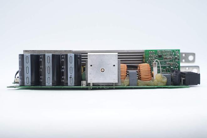 Pg电子平台：内置全日系电解电容明纬1500W开关电源模块拆解(图6)