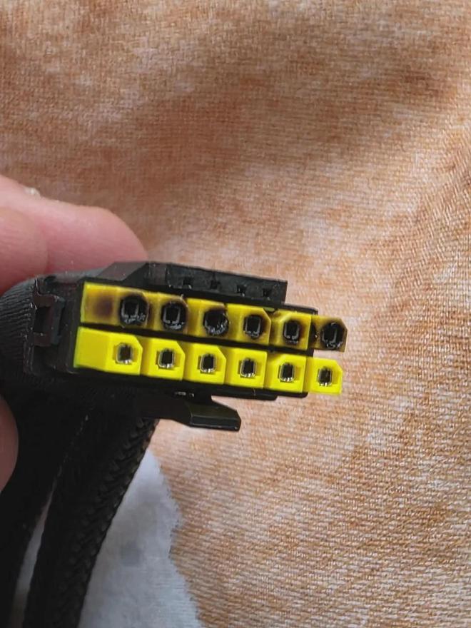 Pg电子游戏：太尴尬了！海外网友吐槽微星RTX5090显卡供电插头两次熔化(图2)