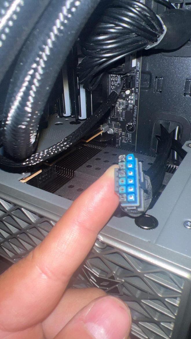 Pg电子平台：蓝宝石RX9070XT供电插头熔化！网友正常使用出故障四针脚熔化(图3)