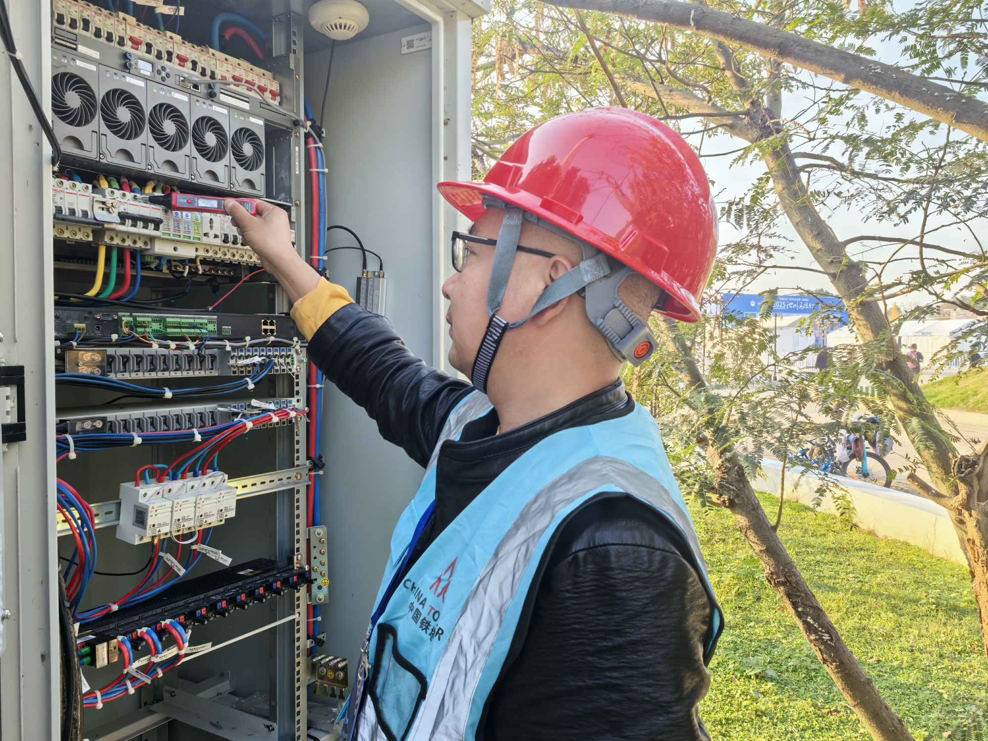 Pg电子游戏：‌动力护航跑者梦想铁塔撑全程“满格”信号