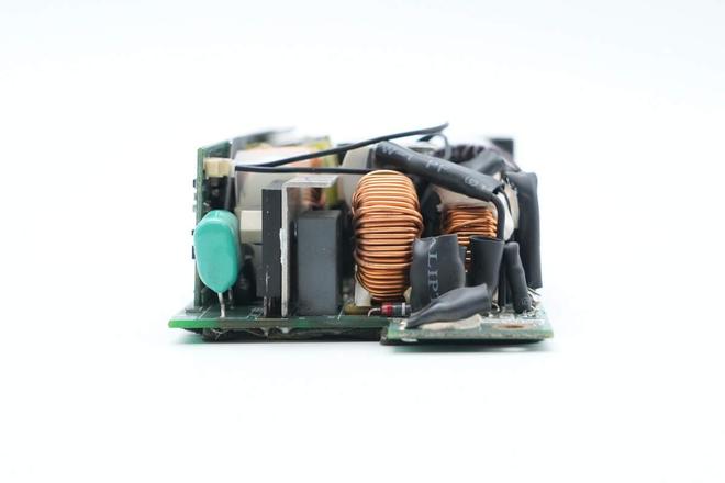 Pg电子平台：PFC+LLC+同步整流架构设计台达550W碳化硅服务器电源拆解(图3)