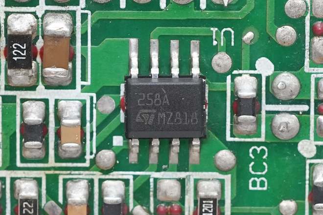 Pg电子游戏:内置全日系电解电容明纬1500W开关电源模块拆解(图10)