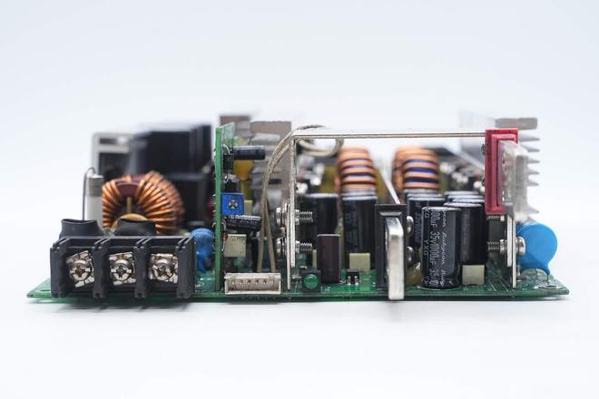 Pg电子游戏:内置全日系电解电容明纬1500W开关电源模块拆解(图5)