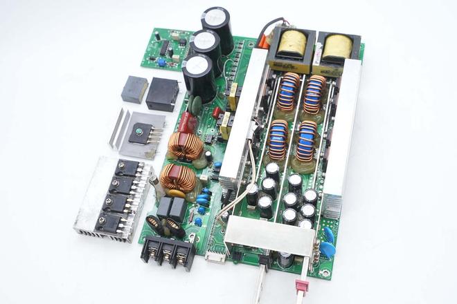 Pg电子游戏:内置全日系电解电容明纬1500W开关电源模块拆解(图4)