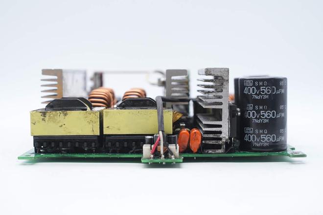 Pg电子游戏:内置全日系电解电容明纬1500W开关电源模块拆解(图7)