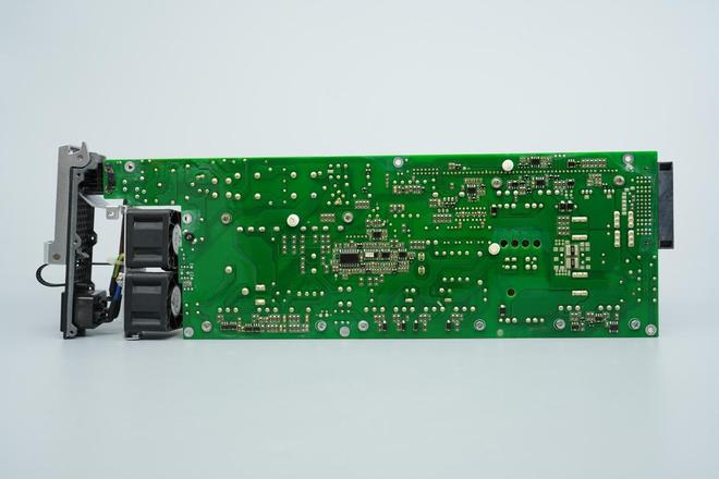 Pg电子游戏：PFC+移相全桥+同步整流架构设计华为交换机2200W电源模块拆解(图1)