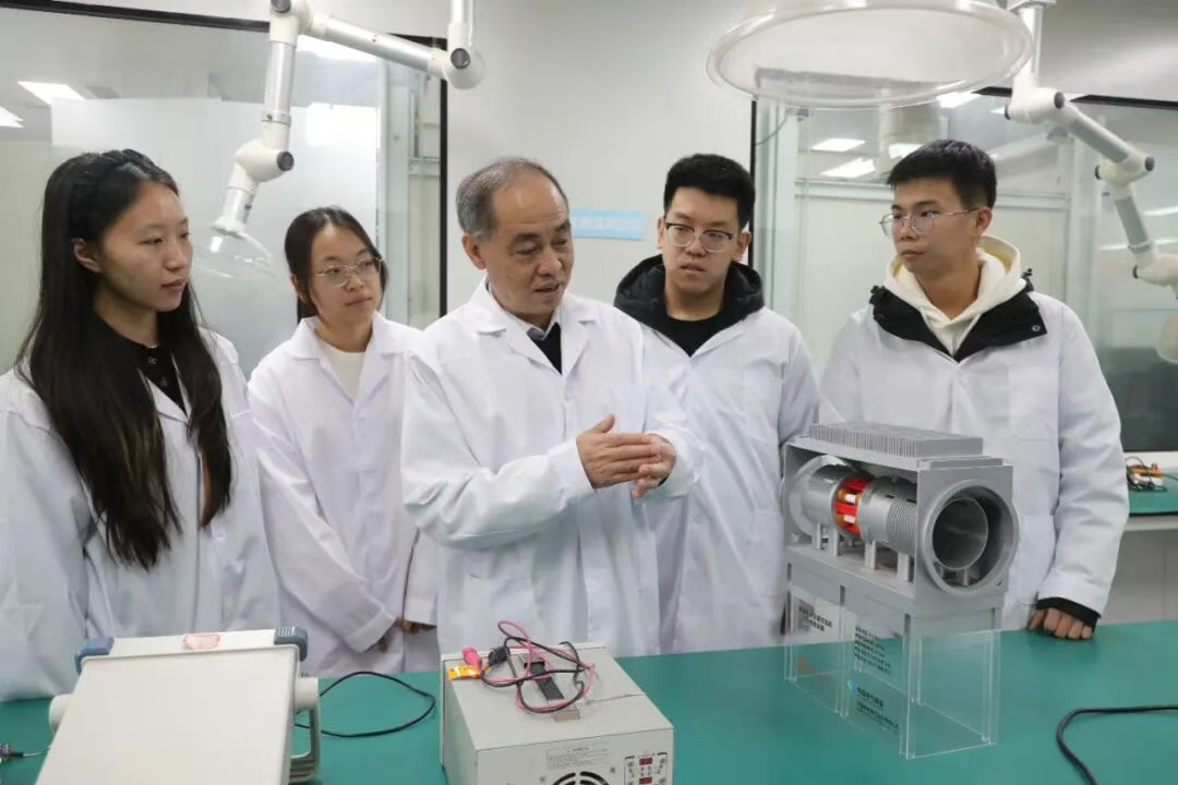 Pg电子游戏平台：【博创风采】从“卡脖子”到世界首创：西安交大博士后团队攻坚环保型百万千瓦发电机断路器(图2)