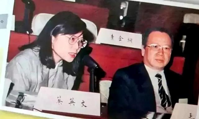 Pg电子平台：1998年上海和平饭店42岁蔡英文嫩得像少女谁料她后来竟成了民族罪人！(图1)