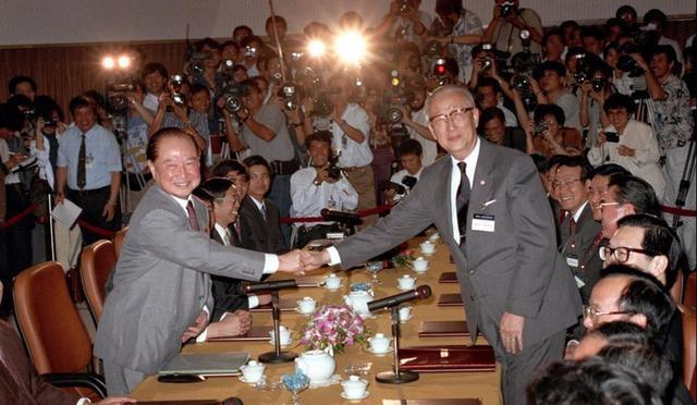 Pg电子平台：1998年上海和平饭店42岁蔡英文嫩得像少女谁料她后来竟成了民族罪人！(图3)